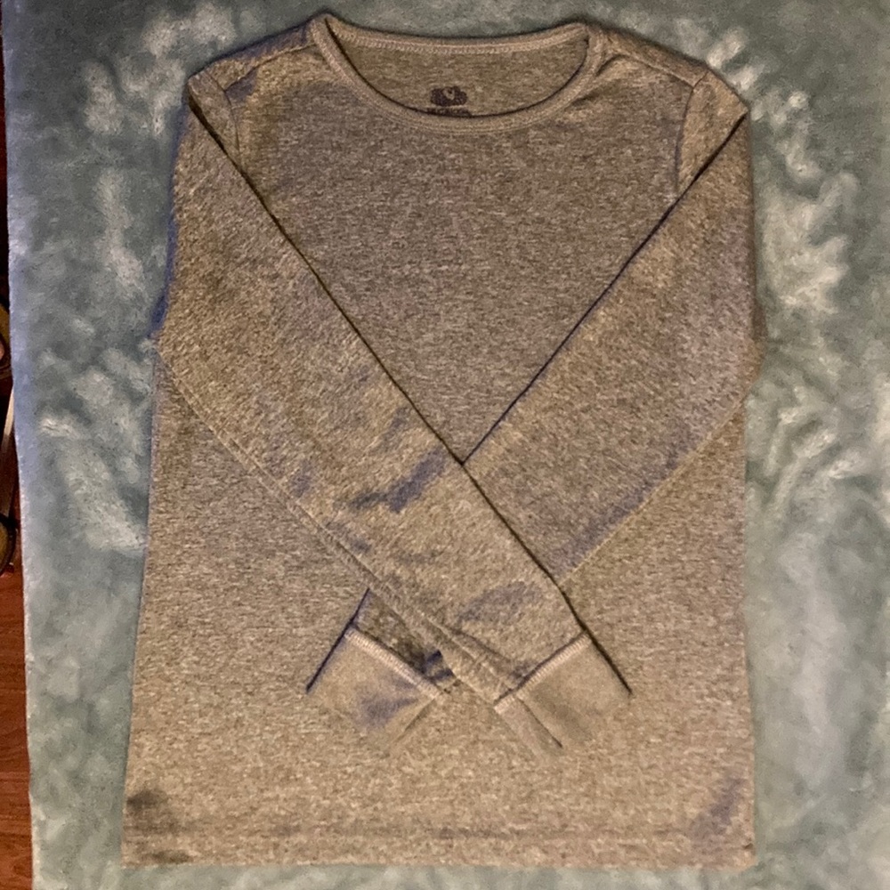 🌺 3/$12 Fruit of the loom, size medium (7/8), long sleeved